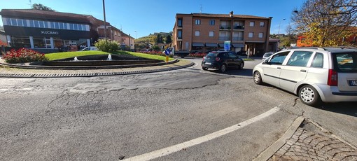 La rotonda al Mussotto, il quartiere di Alba dove il comitato attende risposta sulla casetta dell'acqua da parte del Comune