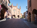 Il municipio e il duomo di Alba (foto Barbara Guazzone)