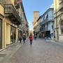 Negozi con porte aperte e climatizzatori accesi, Alba sceglie il dialogo: «Prima sensibilizziamo, poi valuteremo»