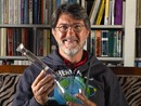 “Lo scienziato nel cilindro”: lo scrittore Andrea Vico in scena per la Biblioteca civica di Alba