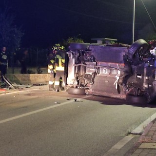 L'auto ribaltata a centro carreggiata