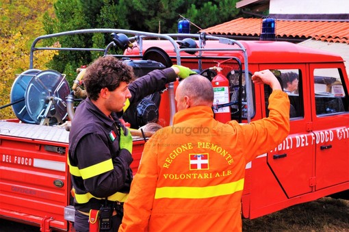 Cherasco, fiamme sotto la tettoia di un'abitazione: intervengono Vigili del Fuoco e AIB Cherasco, fiamme sotto la tettoia di un'abitazione: intervengono Vigili del Fuoco e AIB