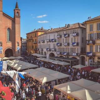 Piazza del Duomo affollata di turisti durante una passata edizione della Fiera