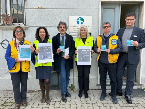 L'assegno di mille euro consegnato dai Lions di Canale al direttore Marco Bertoluzzo L'assegno di mille euro consegnato dai Lions di Canale al direttore Marco Bertoluzzo