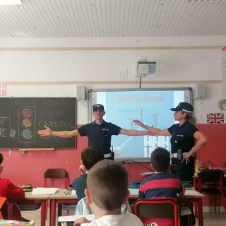 Nella foto, uno scatto della Polizia municipale durante un incontro nelle scuole con gli alunni più piccoli.