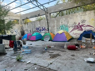 Un accampamento di stagionali nella zona del parco Tanaro