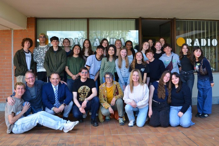 Un gruppo di studenti del Liceo Artistico, accompagnati dal dirigente scolastico Roberto Buongarzone, in visita a Radio Alba