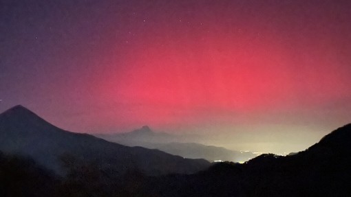 Spettacolo nel cielo della Granda: aurora boreale visibile da Vernante con il Monviso sullo sfondo