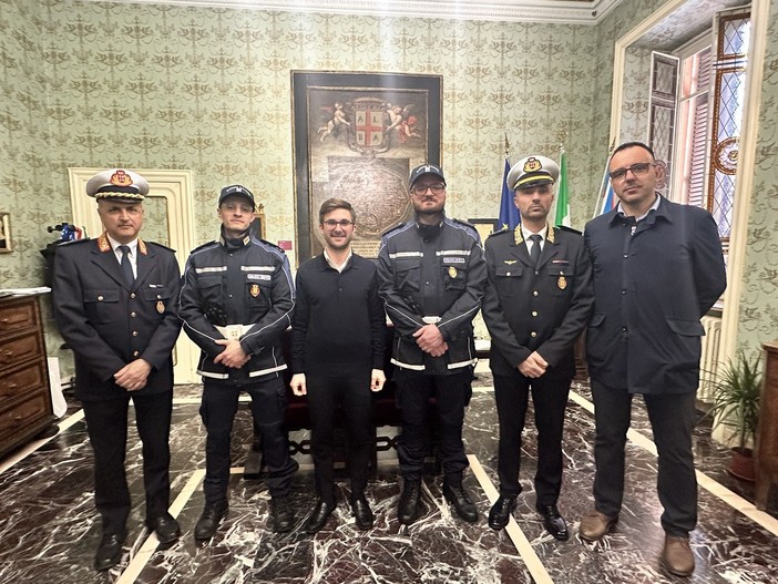 I due nuovi agenti Luca Cigottero e Stefano Salerno insieme al sindaco Alberto Gatto, al comandante del Corpo Antonio Di Ciancia, al vicecomandante Paolo Tosco e all’assessore con delega alla Polizia Locale Davide Tibaldi
