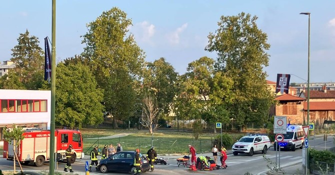 Alba, auto contro moto alla rotonda di via Santa Margherita: motociclista ferito lievemente Alba, auto contro moto alla rotonda di via Santa Margherita: motociclista ferito lievemente