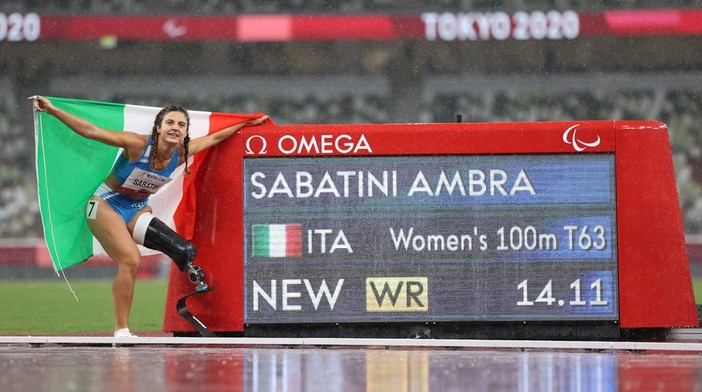 La sprinter paralimpica più veloce del mondo Ambra Sabatini al Caffè Letterario di Bra, dopo l’oro di Tokyo