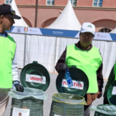 Volontari per la raccolta di rifiuti in forze a Vinum 2025