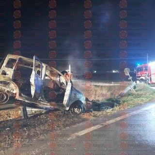L'auto bruciata coinvolta nell'incendio di Barge L'auto bruciata coinvolta nell'incendio di Barge