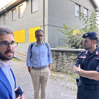 Un'immagine del luglio 2024: il sindaco Alberto Gatto, l'assessore Davide Tibaldi e il comandante della Compagnia Carabinieri, capitano Giuseppe Santoro, presso il residence della stazione ferroviaria appena sgomberato