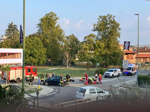 Alba, auto contro moto alla rotonda di via Santa Margherita: motociclista ferito lievemente