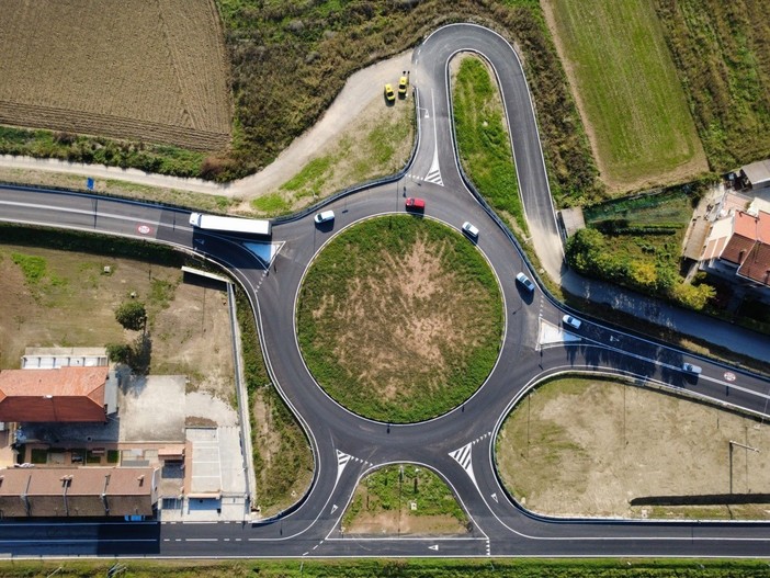 La rotatoria realizzata da Anas alle porte di Alba La rotatoria realizzata da Anas alle porte di Alba