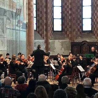 "Dialoghi di corde": due chitarristi e l'Orchestra Alba Filarmonica sul palco del Teatro Sociale