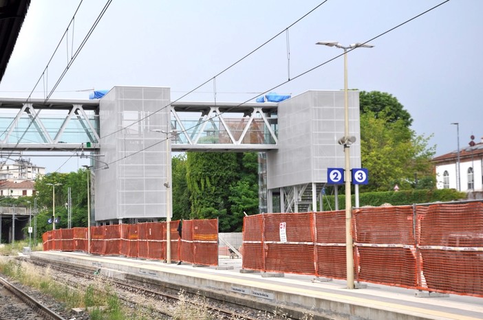 Passerella ferroviaria: oltre alla parte arancione, al Comune compete anche la realizzazione della nuova area verde (a destra sul progetto)