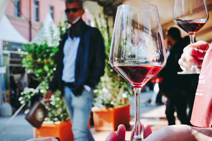Niente vetro o lattine durante gli eventi della Fiera del tartufo di Alba Niente vetro o lattine durante gli eventi della Fiera del tartufo di Alba