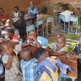 I bambini dell'orfanotrofio di Bagou in Benin, beneficiari di un progetto che ha realizzato un pollaio per la struttura