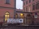 Gli striscioni sulla scuola di Alba Gli striscioni sulla scuola di Alba