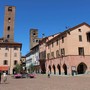Marciapiedi ad Alba, riparte il diserbo meccanico dopo i ritardi: la pulizia entra nel piano dell'igiene urbana