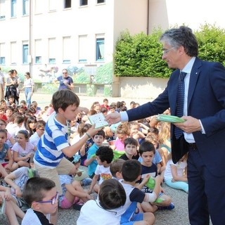 Il sindaco Bo premia gli studenti che hanno preso parte al Piedibus