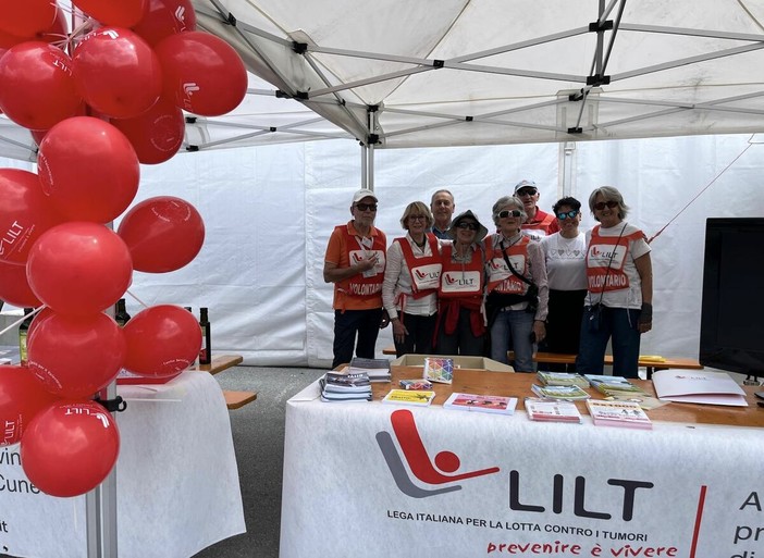 Alcuni volontari della Lilt durante un'iniziativa
