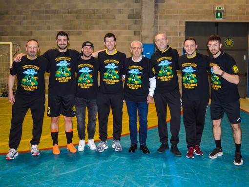 Da sinistra: allenatore Claudio Bronzi, (i tre capitani) Matteo Fontana, Andrea D'addio, Matteo Bignante, il presidente di Area Calcio Alba Roero Luciano Cane, il vicepresidente Marco Parizzi, il vice-allenatore Vincenzo Luciano e il preparare atletico Gabriele Gambino