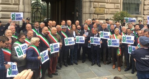 La protesta dei sindaci di fronte alla Prefetura a Cuneo, lo scorso 16 novembre