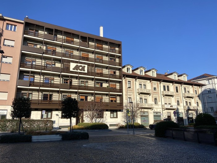 La sede dell'Associazione Commercianti Albesi, in piazza San Paolo ad Alba La sede dell'Associazione Commercianti Albesi, in piazza San Paolo ad Alba