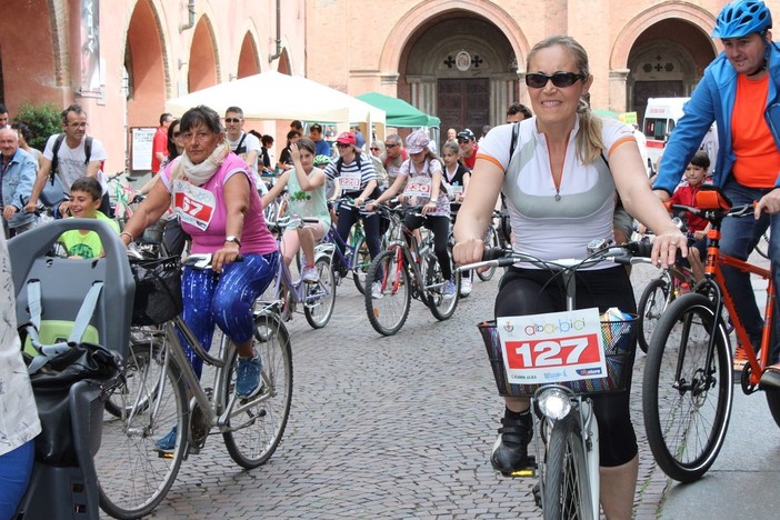 Più mobilità sostenibile, nei piani di Alba (nella foto di Gisella Divino una passata edizione di Alba in Bici) Più mobilità sostenibile, nei piani di Alba (nella foto di Gisella Divino una passata edizione di Alba in Bici)