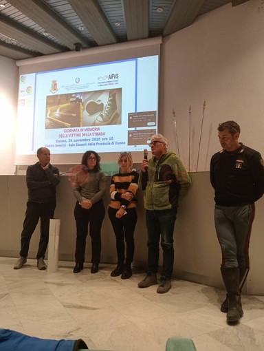 Immagine di un incontro al Centro Incontri della Provincia di Cuneo dell'Associazione italiana Familiari e Vittime della Strada della provincia di Cuneo, guidata da Aldo Abello e il segretario Valter Aimar Immagine di un incontro al Centro Incontri della Provincia di Cuneo dell'Associazione italiana Familiari e Vittime della Strada della provincia di Cuneo, guidata da Aldo Abello e il segretario Valter Aimar