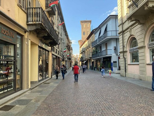Negozi con porte aperte e climatizzatori accesi, Alba sceglie il dialogo: «Prima sensibilizziamo, poi valuteremo»