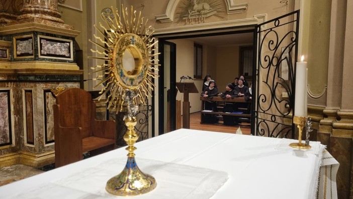 Adorazione eucaristica nella chiesa delle Clarisse, a Bra Adorazione eucaristica nella chiesa delle Clarisse, a Bra