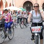 Più mobilità sostenibile, nei piani di Alba (nella foto di Gisella Divino una passata edizione di Alba in Bici)