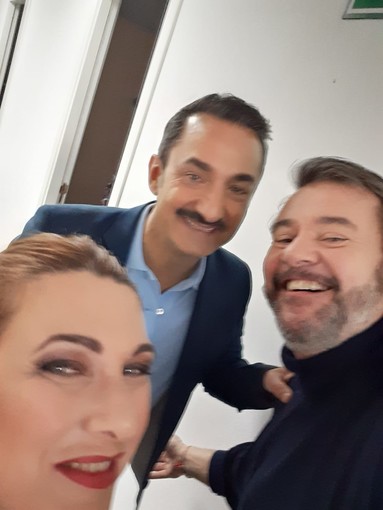 Il cantautore Andrea Giraudo, ospite con la sua compagna Cristina Colombero a 100%Italia su TV 8 come concorrente del brillante show condotto da Nicola Savino