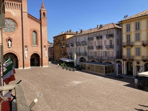 Ad Alba sedicenne ruba il portafoglio a un turista ma viene fermato in piazza Duomo Ad Alba sedicenne ruba il portafoglio a un turista ma viene fermato in piazza Duomo