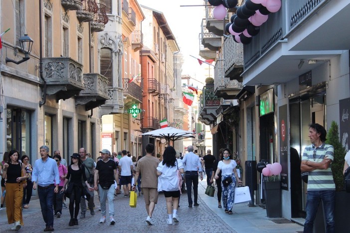 Uno scorcio di via Maestra ad Alba Uno scorcio di via Maestra ad Alba