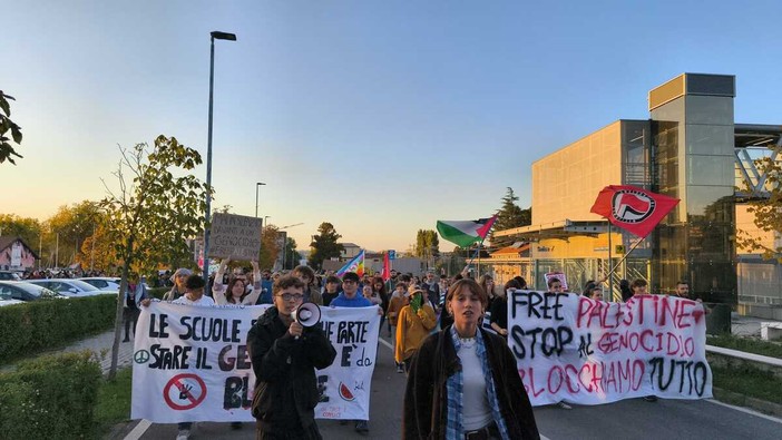 Nelle foto alcuni momenti della manifestazione in corso ad Alba