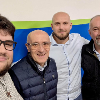 I vertici di Azione col direttore della Caritas albese don Domenico Degiorgis