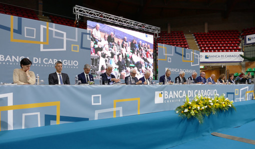 Il presidente Livio Tomatis ha condotto i lavori della recente assemblea della Banca di Caraglio