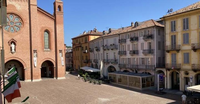 Ad Alba sedicenne ruba il portafoglio a un turista ma viene fermato in piazza Duomo Ad Alba sedicenne ruba il portafoglio a un turista ma viene fermato in piazza Duomo