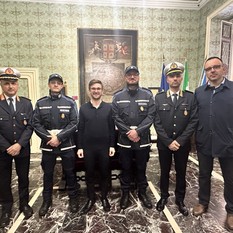 I due nuovi agenti Luca Cigottero e Stefano Salerno insieme al sindaco Alberto Gatto, al comandante del Corpo Antonio Di Ciancia, al vicecomandante Paolo Tosco e all’assessore con delega alla Polizia Locale Davide Tibaldi I due nuovi agenti Luca Cigottero e Stefano Salerno insieme al sindaco Alberto Gatto, al comandante del Corpo Antonio Di Ciancia, al vicecomandante Paolo Tosco e all’assessore con delega alla Polizia Locale Davide Tibaldi