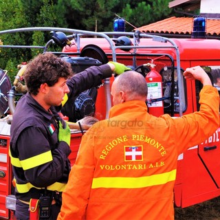 Cherasco, fiamme sotto la tettoia di un'abitazione: intervengono Vigili del Fuoco e AIB