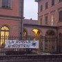 Striscioni davanti alle scuole di Alba: da Azione al Pd non si fermano le reazioni e le condanne