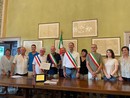 Il momento dell'attribuzione della cittadinanza onoraria a Ezio Cardinale con gli amministratori locali e le delegazioni dei comuni gemellati Il momento dell'attribuzione della cittadinanza onoraria a Ezio Cardinale con gli amministratori locali e le delegazioni dei comuni gemellati