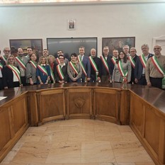 Foto di gruppo per i sindaci che hanno sottoscritto la costituzione dell'Associazione Foto di gruppo per i sindaci che hanno sottoscritto la costituzione dell'Associazione