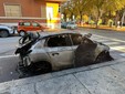 L'auto andata a fuoco in via Meucci L'auto andata a fuoco in via Meucci