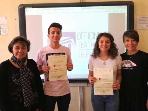 Stefano Vallino e Federica Casetta, insieme alle docenti Annalisa Anolli ed Elena Rolando